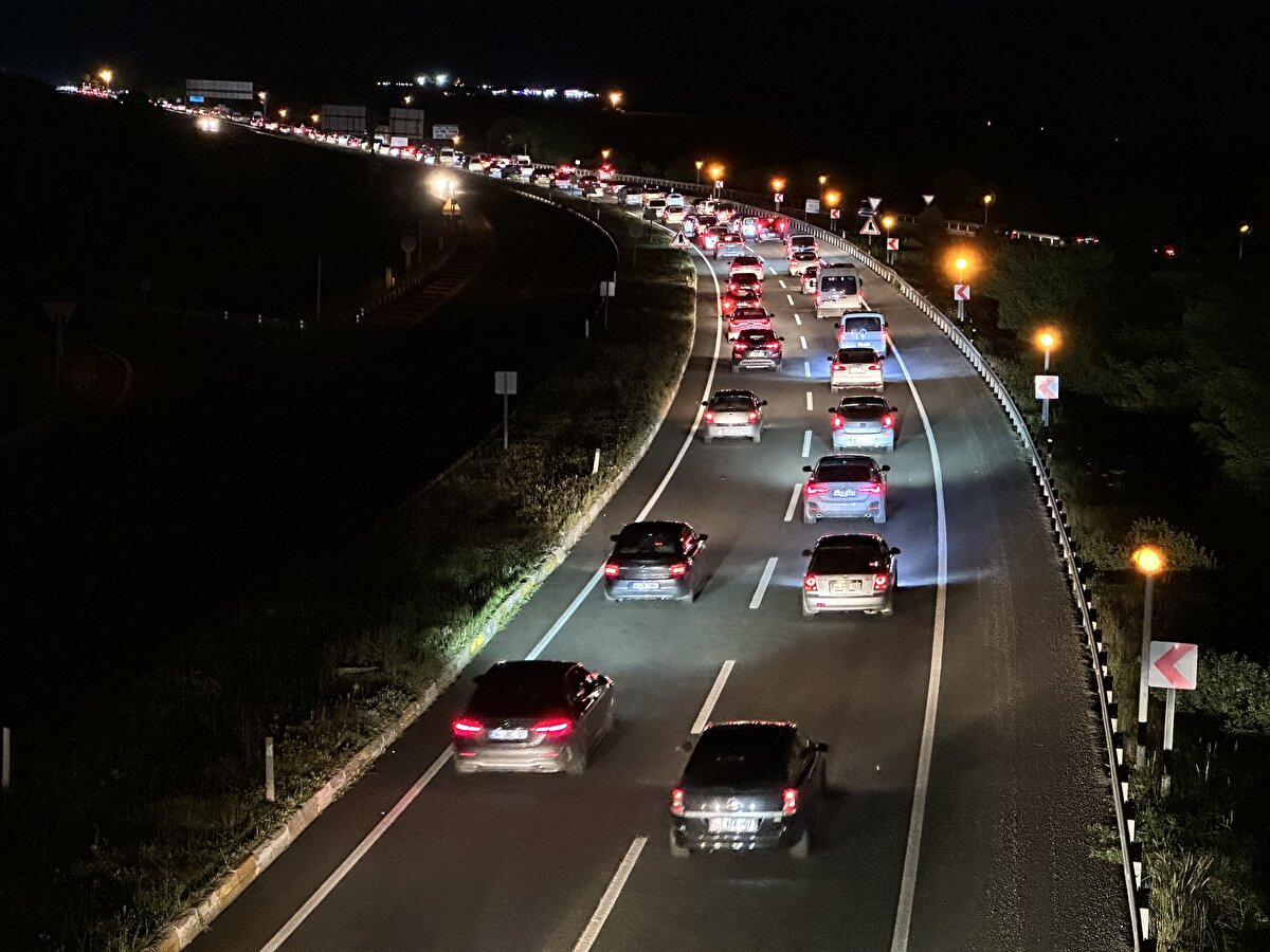 TEM Düzce ve Bolu kesiminde de araç yoğunluğu yaşanıyor ancak trafik akıcı.<br><br>