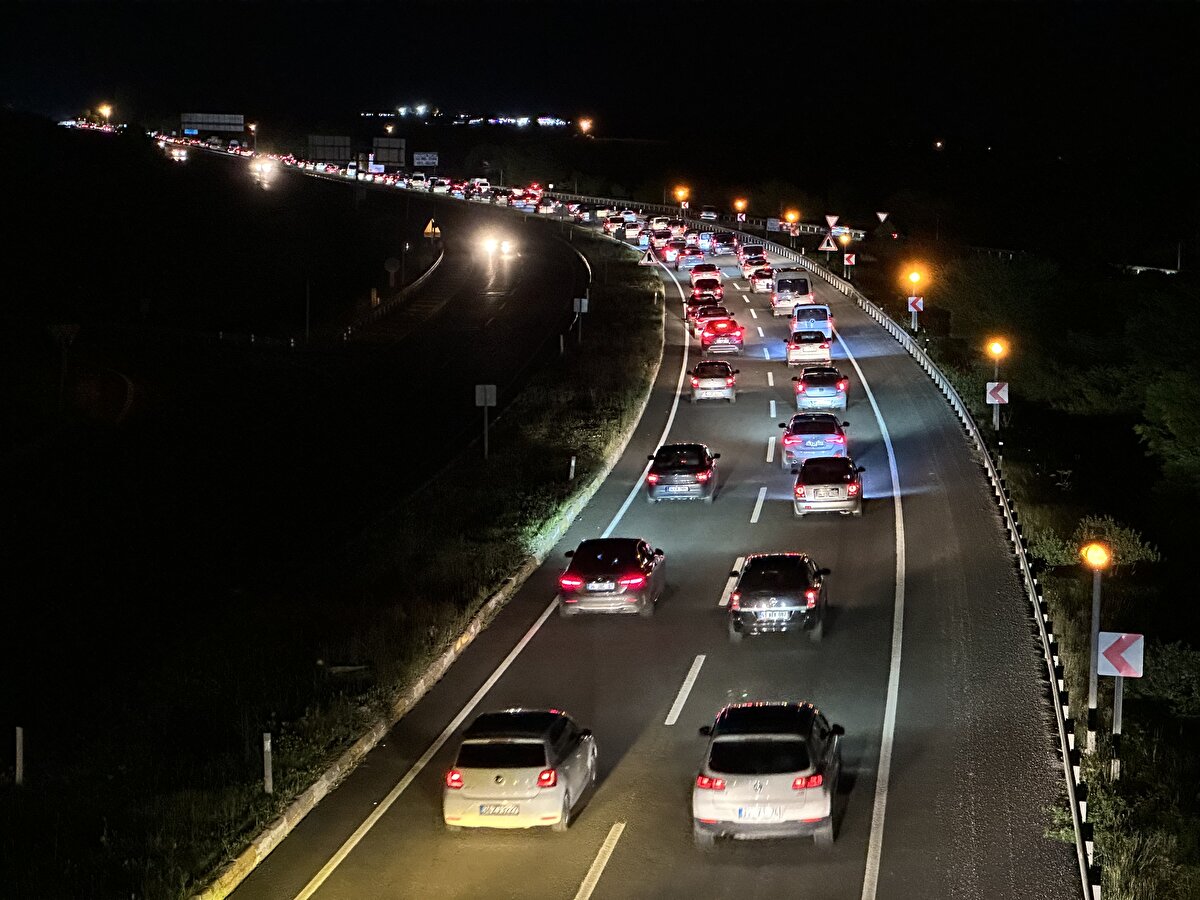 Trafikte tatil dönüşü yoğunluğunun sürmesi bekleniyor.<br><br>