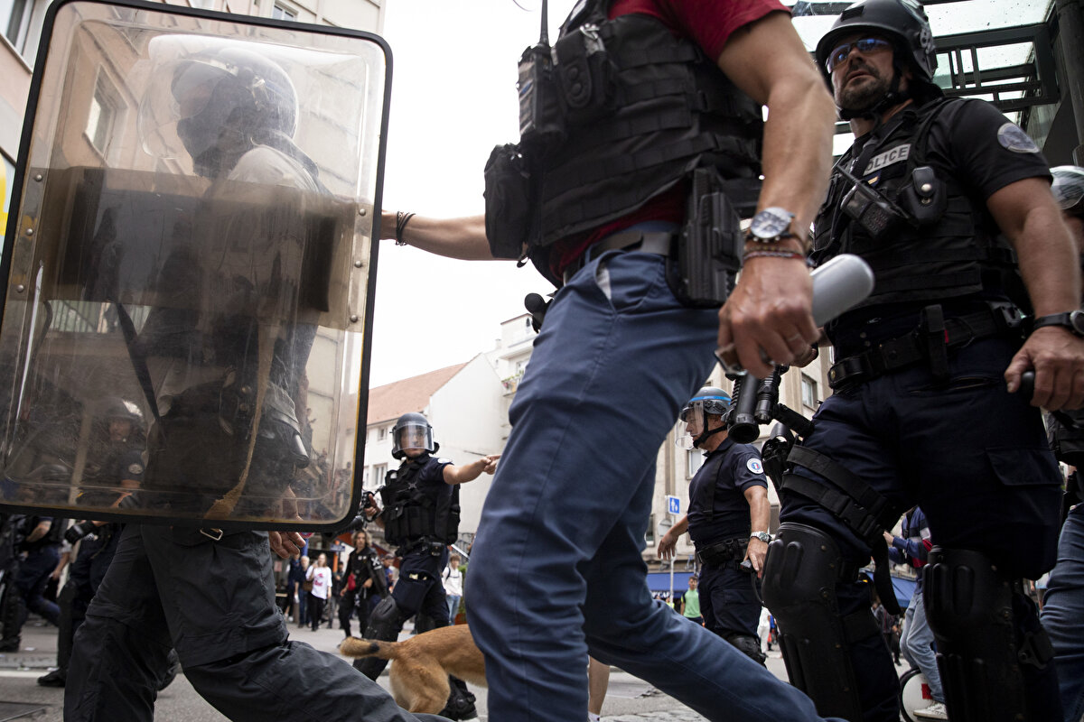 Polis, 27 Haziran'da Nanterre kentinde içinde 3 kişinin bulunduğu ve sürücüsü "dur" ihtarına uymayan bir araca ateş açmış, 17 yaşındaki sürücüyü öldürmüştü.<br><br>Olayla ilgili soruşturma başlatılırken, Nael'in ölümüne tepki gösterenler ülke genelinde farklı kentlerde sokağa çıkarak polisle çatışmıştı.<br><br>