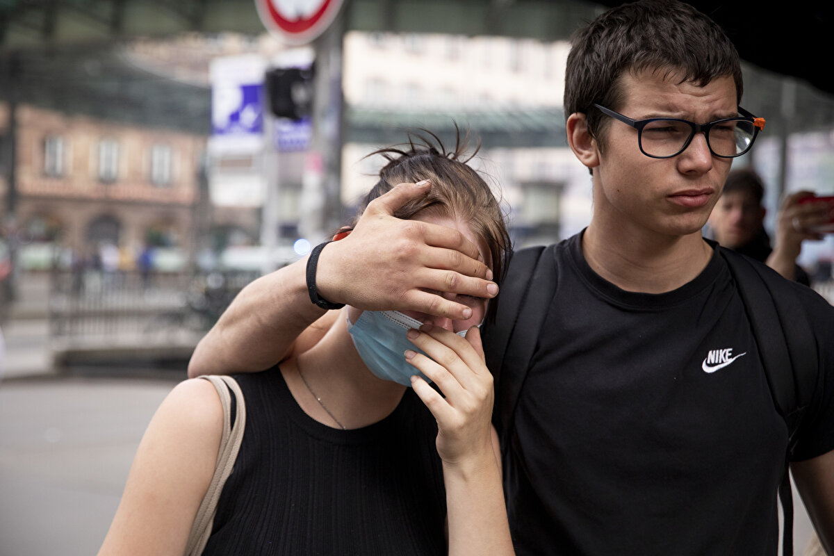 Gazetecinin, "Muhalefet, olağanüstü hal (OHAL) ilan etmenizi istedi, bu seçeneği neden seçmediniz?" sorusu üzerine Darmanin, Fransa'nın son 50 yılda 4 kez OHAL ilan ettiğini anımsattı.<br><br>