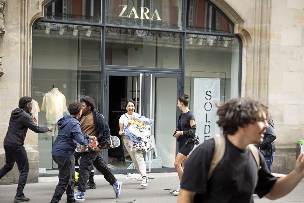 Darmanin, polis kurşunuyla ölen genç için patlak veren olaylara dair bu gece ülke genelinde 45 bin polis ve jandarmanın görevlendirildiğini söyledi.<br><br>