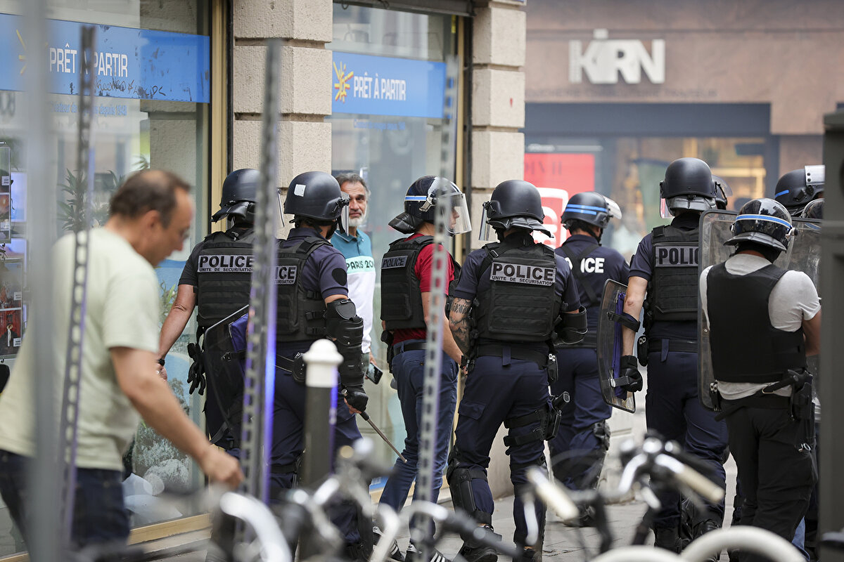 Darmanin, "OHAL ilan etmemiş olmanız, elinizde imkanların olmadığı anlamına gelmez. Bu gece elimizde olağanüstü imkanlar var." diye konuştu.<br><br>