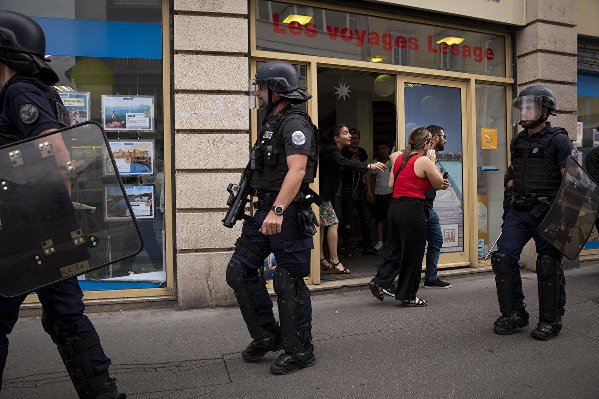 Cumhurbaşkanı Macron, Nael M.'nin ölümünden siyasi çıkarım yapmak isteyenler olduğunu savunarak "Bu durumu ve anı kullanarak kargaşa yaratmaya ve kurumlarımızı saldırmaya çalışanları kınıyorum." ifadesini kullandı.<br><br>Bu şiddet olaylarının meşru bir tarafı olmadığını ifade eden Macron, İçişleri Bakanı Gerald Darmanin'in sahada ek önlemler alacağını belirtti. Emmanuel Macron, belediye binalarını ve vatandaşları korumak için özellikle en hassas vilayetlerde birçok şenliği ve gösteriyi iptal etme kararı aldıklarını söyledi.