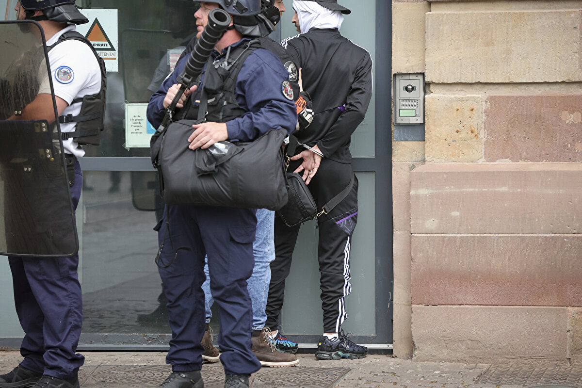 Darmanin katıldığı canlı yayında, 4. bir "şiddet gecesi" yaşanmaması için ellerinden geleni yaptıklarını ifade etti.<br><br>
