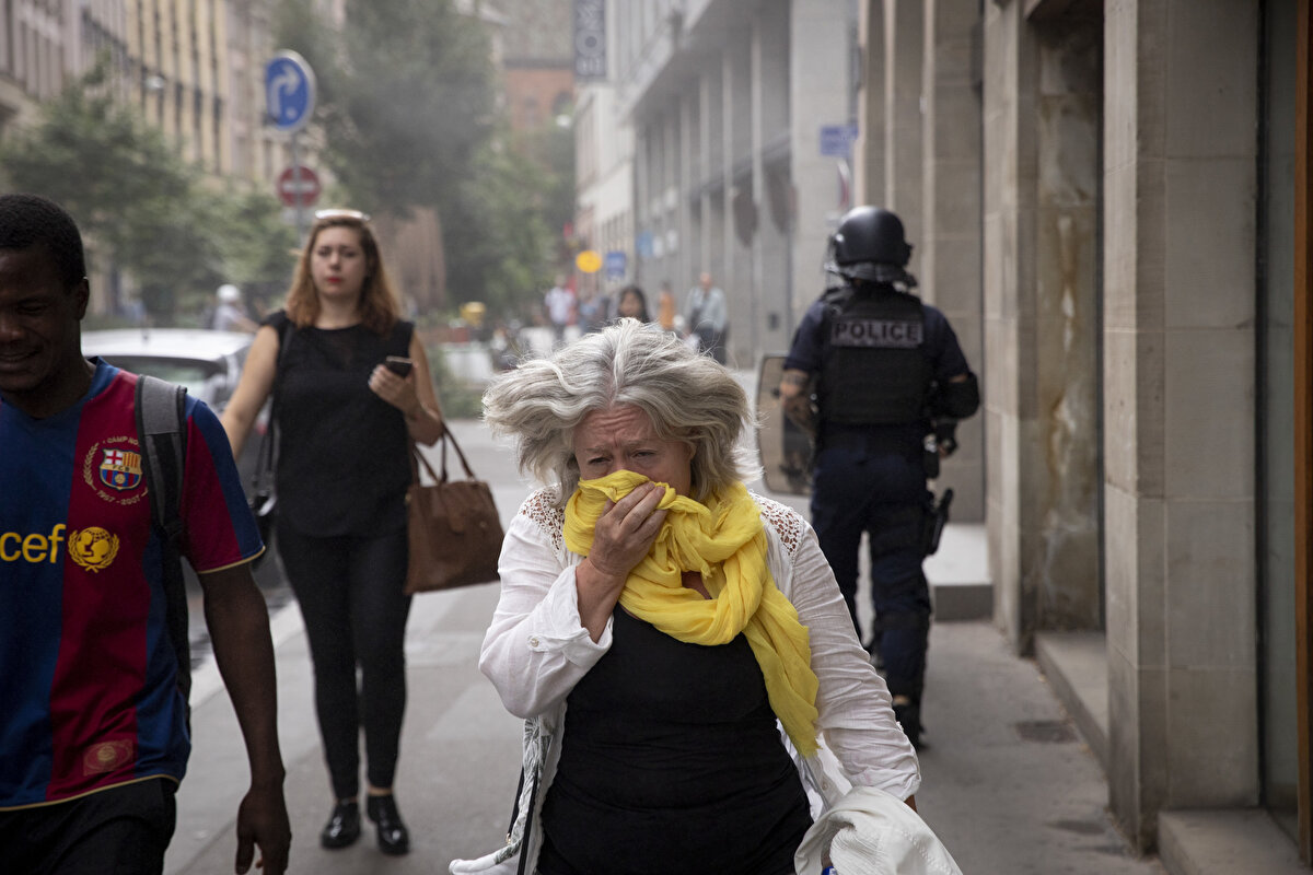 Daha fazla özel polis ve jandarma timleri görevlendirdiklerini aktaran Darmanin, sahada zırhlı araç ve helikopterlerin de olacağını kaydetti.<br><br>