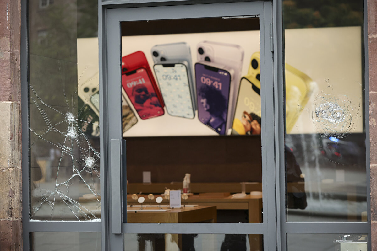 Fransa Cumhurbaşkanı Emmanuel Macron'dan da yaşanan olaylara ilişkin yeni bir açıklama geldi.<br><br>İçişleri Bakanlığında düzenlenen kriz birimi toplantısında konuşan Macron, gözaltına alınanlar arasında reşit olmayanların da olduğunu belirterek gözaltına alınanların gelecek saatlerde hakim karşısına çıkacağına işaret etti.