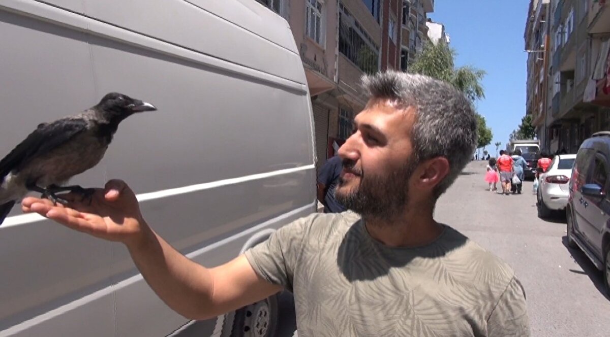 Beraber geziyoruz. Beraber maç izlediğimiz oluyor. Sokakta beraber geziyoruz, günümüz beraber geçiyor. Kendisi gidene kadar bakmaya devam edeceğim. Bazen tuvalet ihtiyacını yap diyorum. Yapıyor" dedi.