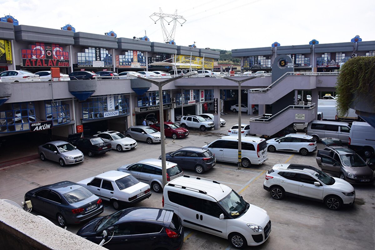 "TEDBİRLERLE SIFIR ARAÇLARIN GERÇEK DEĞERLERİNE ULAŞACAĞINI BEKLİYORUZ" <br>İstanbul Motorlu Araç Satıcıları Derneği (İMAS) Başkanı Hayrettin Ertemel, "Biz en son yeni bakanımızla yaptığımız görüşmede otomotiv sektörüyle alakalı çözüm önerilerimizi kendisine ilettik. Buradaki en önemli problem otomobilin son 2 seneden beri bir ihtiyaç maddesi gibi değil, yatırım aracı olarak kullanılması. Bu da sektörümüzde spekülatif alım satımı ciddi anlamda yükseltmiş durumda. Burada çözüm önerimizin otomotiv satıcılarından çok, bireyselde yapılan satışların üzerine gidilmesi gerektiğini bakanlığımıza ilettik. Bakanlığımız da son aldığı kararla birlikte bunların üzerine ciddi bir şekilde gideceğini, noterlik sisteminden, kişilerin takibe alındığını, bunlara çok ciddi cezai müeyyideler uygulanacağını bize bildirdi. Bunun haricinde internet üzerinden yapılan satışlarda artık ilanların sıfır aracın üzerinde ilana girilmemesiyle alakalı da karar alındı. Bu karar doğrultusunda noterlikle alakalı tüm veriler noterlikte alınacak, çeşitli süzgeçlerden geçirildikten sonra gerekli cezai yaptırımlar şahıslara uygulanacak. Alınacak tedbirlerle sıfır araçların gerçek değerlerine ulaşacağını, burada da son tüketicinin ihtiyaç sahibi olan kişilerin araca erişimi konusunda büyük bir rahatlama yaşanacağını bekliyoruz. Sıfır araçlar artmadıkça ikinci el otomobil fiyatlarının da artması beklenemez. Sıfır araç fiyatlarıyla ikinci el fiyatları doğru orantılıdır" diye konuştu.  