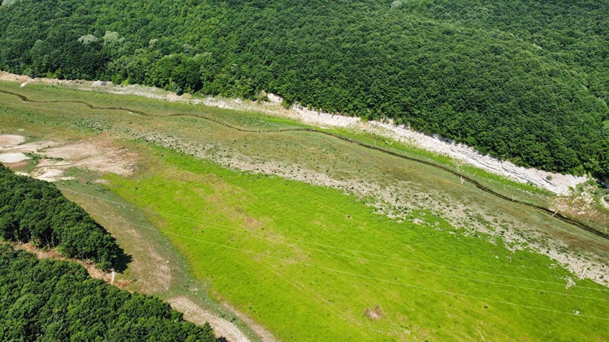 'BURALARDA BALIK TUTAR YÜZERDİK'<br>Barajların bulunduğu Aksicim Mahallesi'nde yaşayan Hüseyin Duran (34), kuruyan barajda artık hayvanlarını otlattıklarını söyledi. Kazandere Barajı'nın kuruduğunu söyleyen Duran, "Su seviyesi bitmiş durumda. Daha önce buraları yüzde 95 gibi oranlardaydı ama bu şekilde kurak yoktu. Bu seneki olan kuraklık kesinlikle yoktu. Şuan gördüğünüz üzere su seviyesi yüzde 1, belki yüzde 2 bitmiş durumda. Buradan İstanbul'a su pompalanıyor. Önceki yıllarda buralarda, derelerde balık tutuyorduk. Bin bir çeşit balığımız vardı, yüzüyorduk. Burada gördüğünüz bütün alanda yüzebiliyorduk. Ama şu an su yok. Çorak bir arazi, koyunlarım burada otluyor. Daha önceden buraya girme şansları yoktu, su doluydu" dedi.