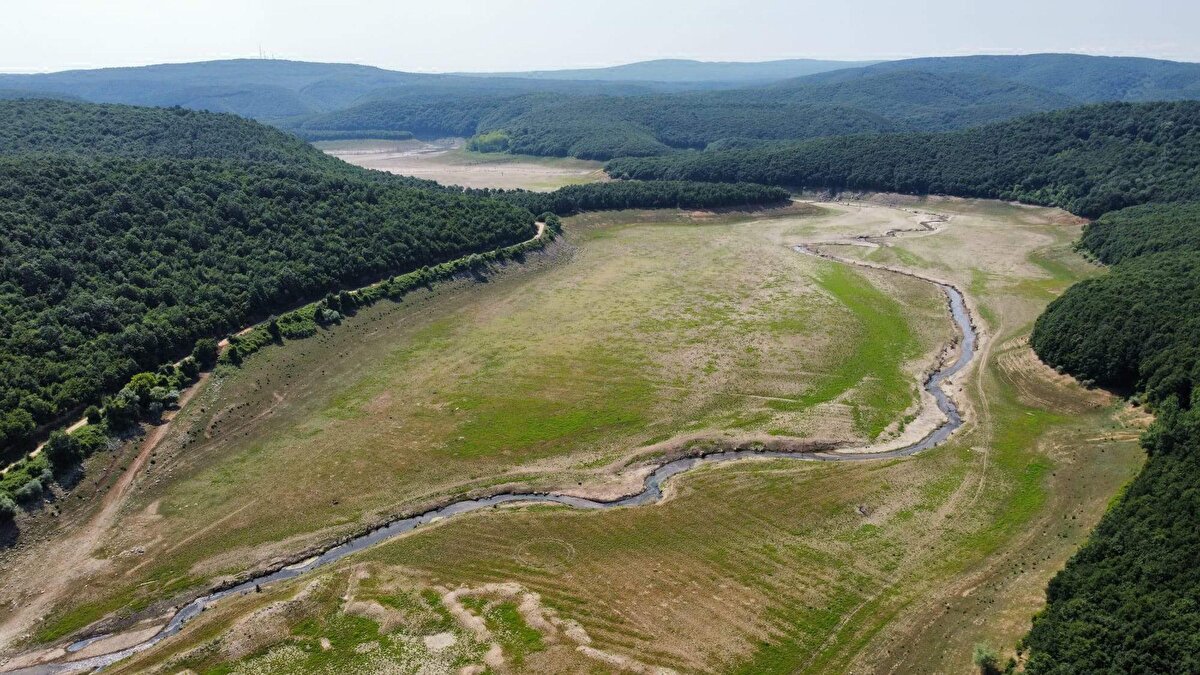 Sonra sanayinin kullandığı, tarımın kullandığı sularda da daha teknolojik daha suyu verimli kullanan bir üretim biçimine dönüşmek zorundayız. Bu bölgede de yine kurumların ve devletlerin yapması gereken ülke seviyesinde politik olarak yapması gerekenler var. Su yönetimi çok ciddi bir meseledir. Bütün ülkeler için bu böyledir, Ülkemiz için, Türkiye için ve bu bölge için de önemli inanılmaz aciliyeti olan bir konudur. Bu günden tez yok planlı bir şekilde bu bölgedeki suyun yönetimi, suyun tüketimi konusunda iklim değişikliğini adaptasyon sağlayabilecek bir yaşamsal döngüye kavuşmamız ve onu başlatmamız gerekiyor" diye konuştu.