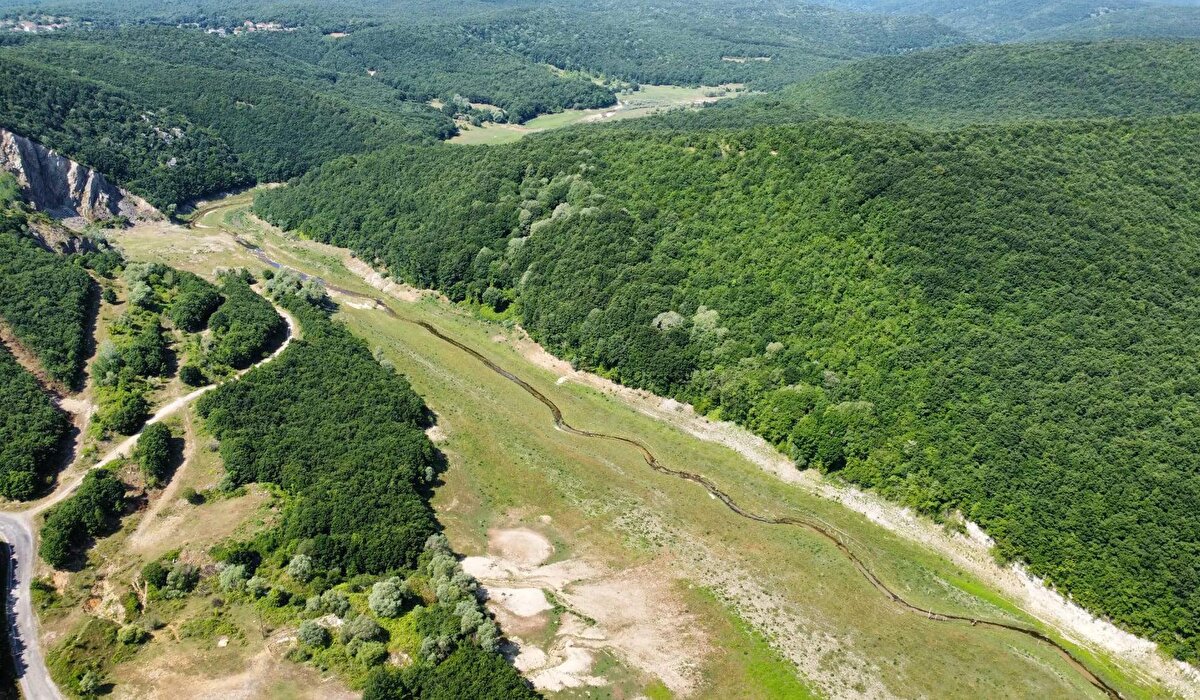 'ARTIK ADEPTE OLMAK ZORUNDAYIZ'<br>Su kullanımıyla ilgili olarak artık iklim değişikliğine mutlaka adapte olunmasının önemli olduğunu belirten Tecer, "İklim değişikliğinin temel sebepleri ve sonuçlarından bir tanesi bu biz artık yaşantılarımızı günlük hayattaki su kullanma biçimimizi iklim değişikliğini adapte bir şekilde sürdürmeliyiz. Bu dönüşümü gerçekleştirmeliyiz, kişisel olarak yapacaklarımız var. Toplumsal olarak yapacaklarımız var. Ülke olarak, politika geliştiriciler olarak yapılacaklar var. Bu konunun sevk ve idaresinde bulunan kurumların yapacağı şeyler var. Kişisel olarak biz günlük yaşantımızda kullandığımız suyu tasarruflu bir su tüketim biçimine dönüştürmek zorundayız. Günlük aktivitelerimizi düşündüğümüz zaman su tüketimimizin minimum seviye çekmeliyiz.