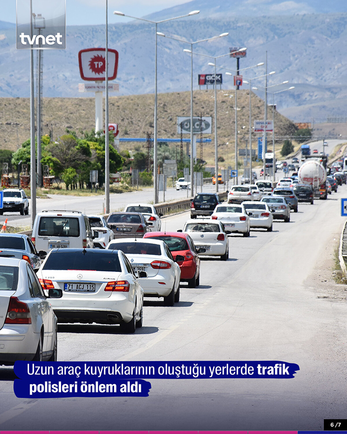Uzun araç kuyruklarının oluştuğu yerlerde trafik polisleri önlem aldı