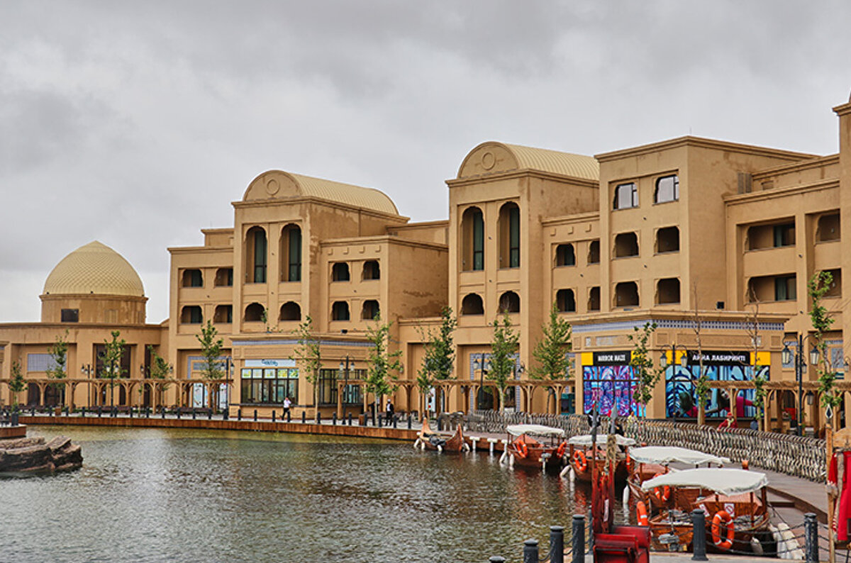 Yaklaşık 2 bin 500 yıllık kadim kent Türkistan'ın köklü tarihi ile bütünleşen Kervansaray, kentin sembolü Hoca Ahmet Yesevi Türbesi'nden 10 dakika yürüme mesafesinde yer almaktadır. Bünyesinde iki 5 yıldızlı otel, restoranlar, spa merkezleri, yemek alanları ve kapalı çarşıyı bulunduran Kervan Saray, kısa sürede Türkistan'ın markası haline geldi.