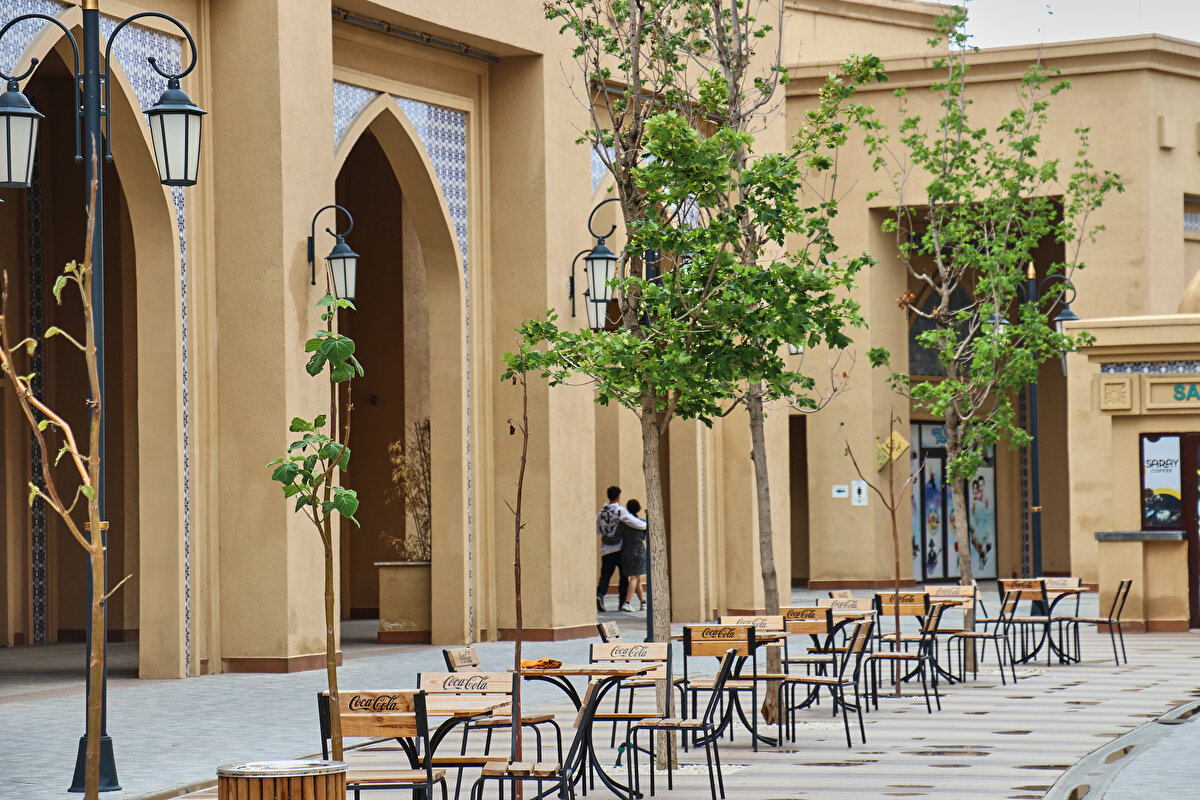 Kervansaray Turizm Kompleksi Genel Menajeri Ahmet Keleş, Türk dünyasının manevi başkenti olan Türkistan'ın Kazakistan'da "eyalet merkezi" statüsü almasıyla yeniden canlanmaya başladığını ve turizme açıldığını vurgulayarak, "Zamanında Tarihi İpek Yolu'nun buradan geçmesi turizm anlamında da büyük etki sağlıyor. 2 bin 500 yıllık bir tarihi olan Türkistan'ın bugün olduğu gibi ilerleyen dönemlerde de müthiş bir turizm trafiği alacağına inanıyoruz. Kervansaray'ı da Türkistan turizmine katkı yapacak önemli bir tesis olarak değerlendiriyoruz." dedi.