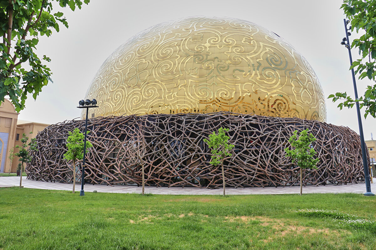Her köşesi, Kazak tarihinden bir parçayı anlatan komplekste, atlarla gösteriler düzenlenmesinin yanı sıra kompleks içinde 9D salona sahip "uçan tiyatro" da faaliyet gösteriyor. Burada ziyaretçiler, Zümrüdüanka kuşuyla birlikte Tarihi İpek Yolu'nun geçtiği Kazak bozkırına seyahat edebiliyor.
