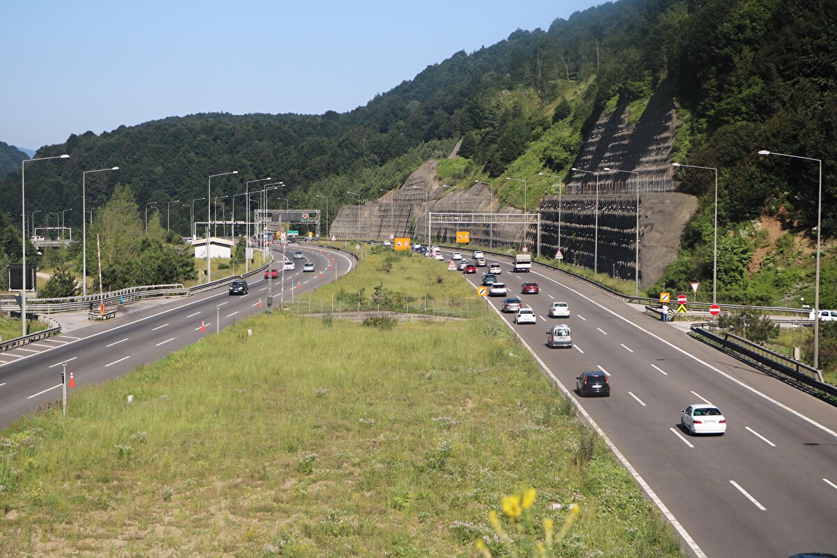 Sabah erken saatlerde evlerine gitmek için yollara düşen tatilciler nedeniyle İstanbul yönünde araç yoğunluğu oluştu.
