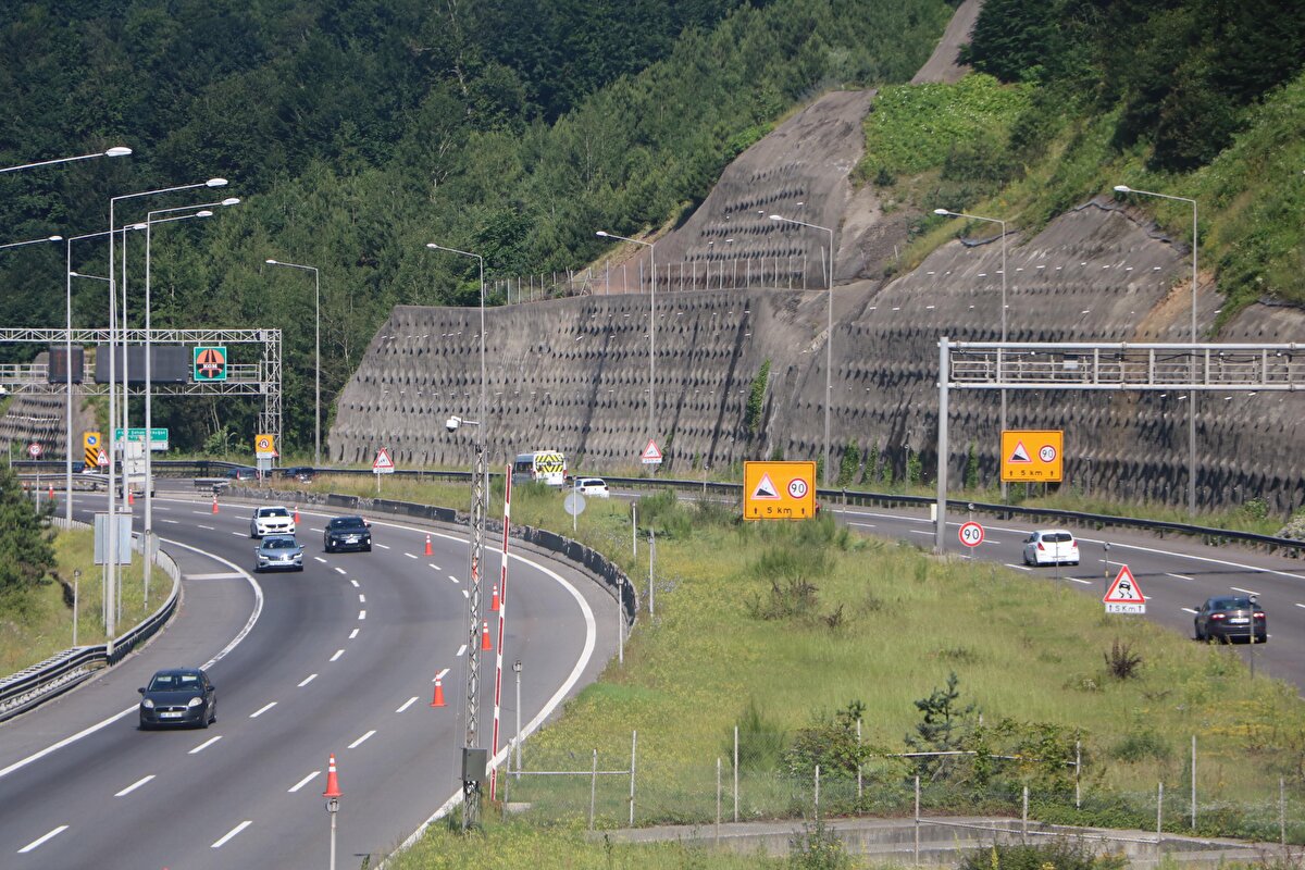 Trafik ve Karayolları ekipleri yol güzergahlarında kontrollerine devam ediyor.