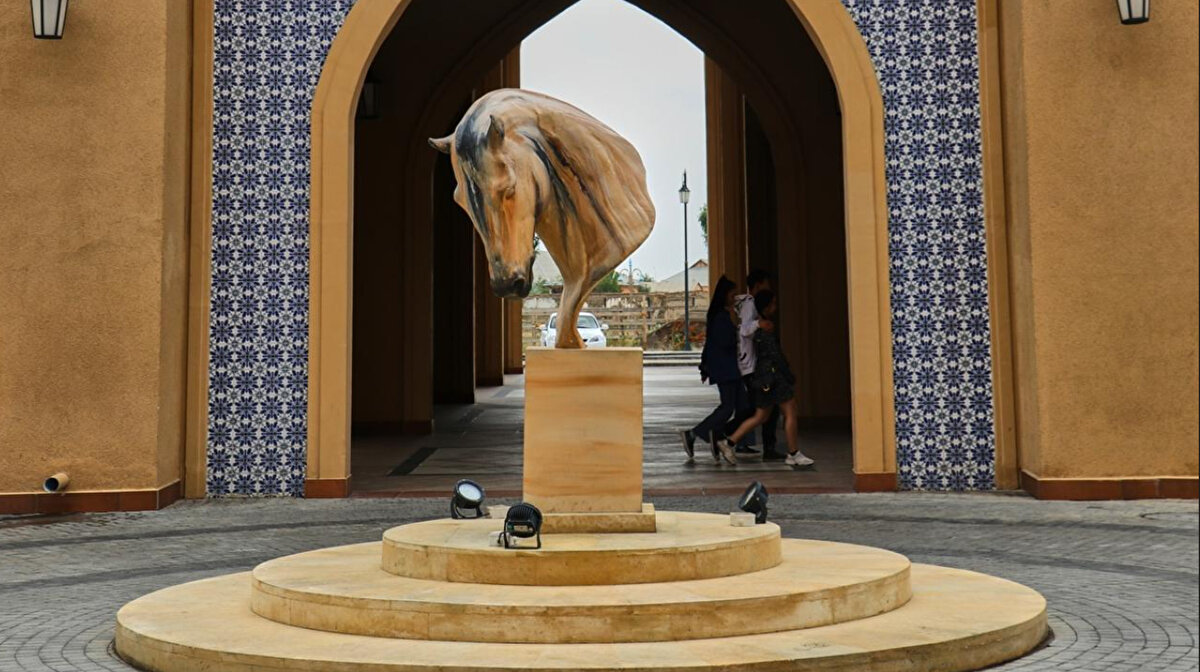 Tekne ile de gezilebilen Kervansaray'da akşamları ziyaretçilere Kazakların halk efsanesi "Kız Jibek ile Tölegen"in aşk hikayesini anlatan tiyatro gösterisi ve su şovları sunuluyor.