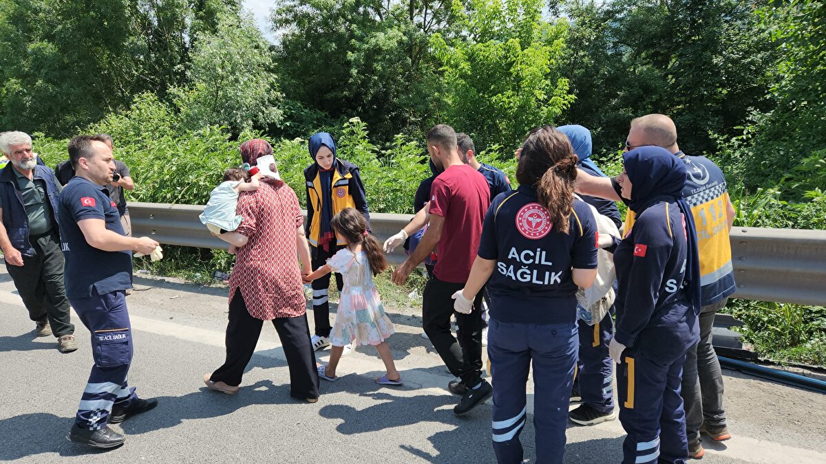 Yaralılar, sağlık ekiplerinin ilk müdahalesinin ardından Düzce Üniversitesi Tıp Fakültesi ve Atatürk Devlet Hastanesi'ne kaldırılarak tedaviye alındı.