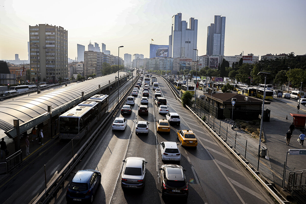 Bayram tatili sürecinde vatandaşların şehri terk etmesiyle ana arterler boş kalmıştı.