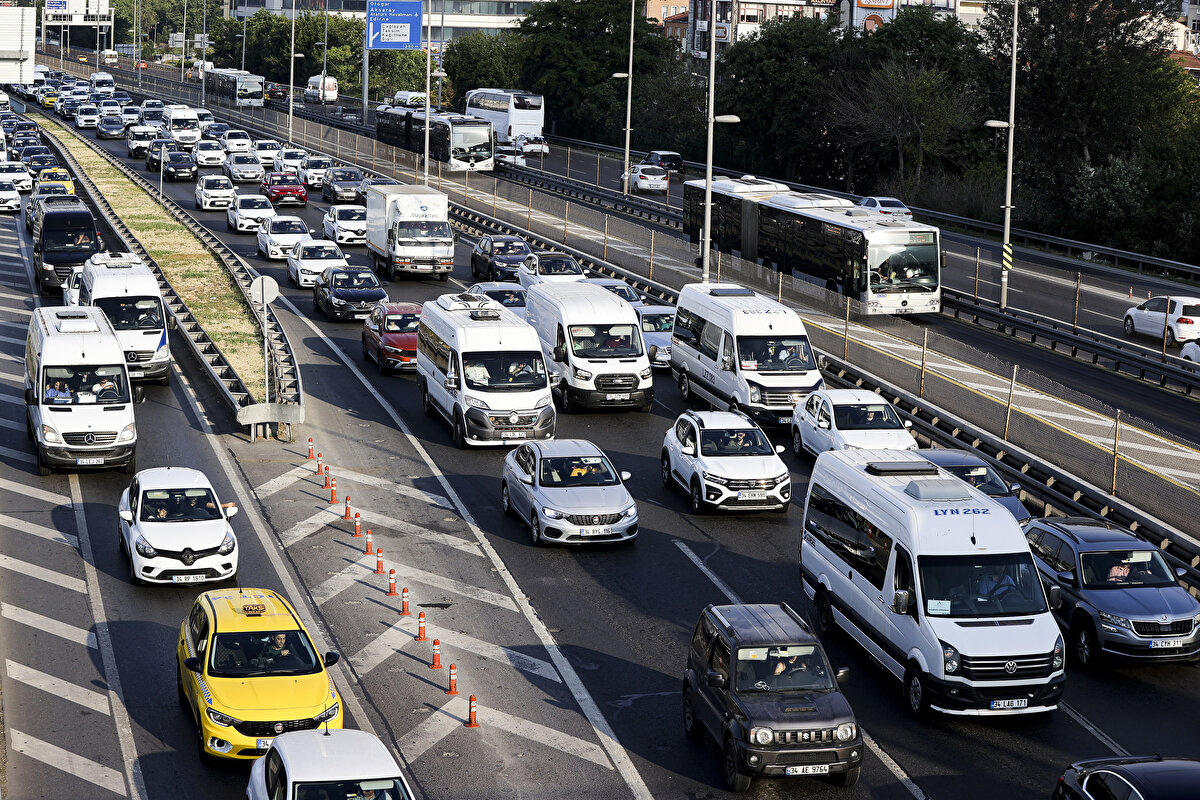 İstanbul Büyükşehir Belediyesi (İBB) verilerine göre kent genelindeki trafik yoğunluğu yüzde 38 olarak ölçüldü.