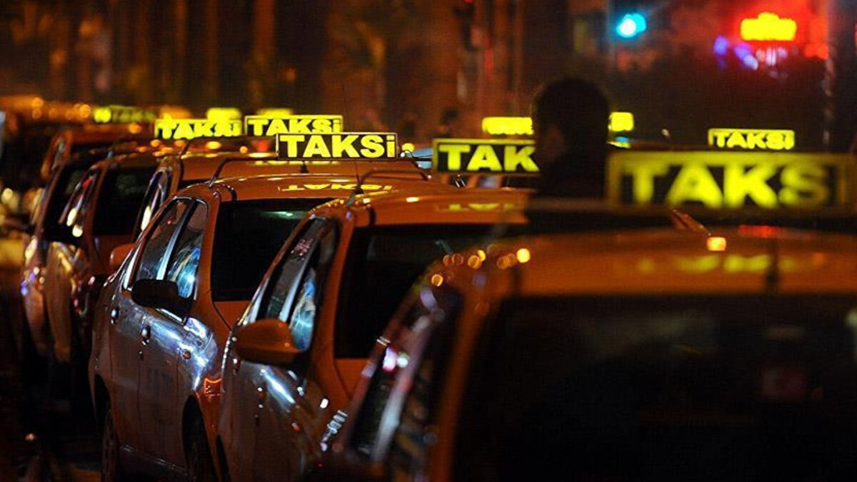 TUDES verilerine göre 2022'de, taksilere ilişkin 80 bin 288 şikayet yapıldı. En çok şikayet 9 bin 452 başvuru ile aralıkta gerçekleşirken en az şikayetin yapıldığı ay ise 4 bin 29 başvuru ile ocak oldu. Geçen yıl en çok şikayet edilen konu da 47 bin 757 başvuru ile "yol ve yolcu seçme" oldu.<br><br>TUDES'in Saha Denetim ekipleri tarafından da 2022'de taksicilere çoğunluğu "yanlış park"tan 7 milyon 500 bin liranın üzerinde ceza kesildi.