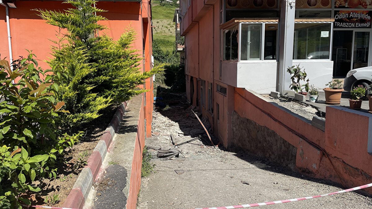 Patlamanın ardından ekiplerin olay yerine intikal ettiğini belirten Ustaoğlu, "Tüm 112 ekiplerimiz, AFAD ekiplerimiz olaya müdahale ediyorlar. Sizlerin de gördüğü gibi. Burada bir buhar kazanının patlaması sonucu 3 katlı binada ağır hasar meydana geliyor. 1 kaybımız var. Tespitlere göre onun dışında herhangi bir yaralımız yok. Şimdi savcımız da olay yerine geldi." diye konuştu.<br><br>