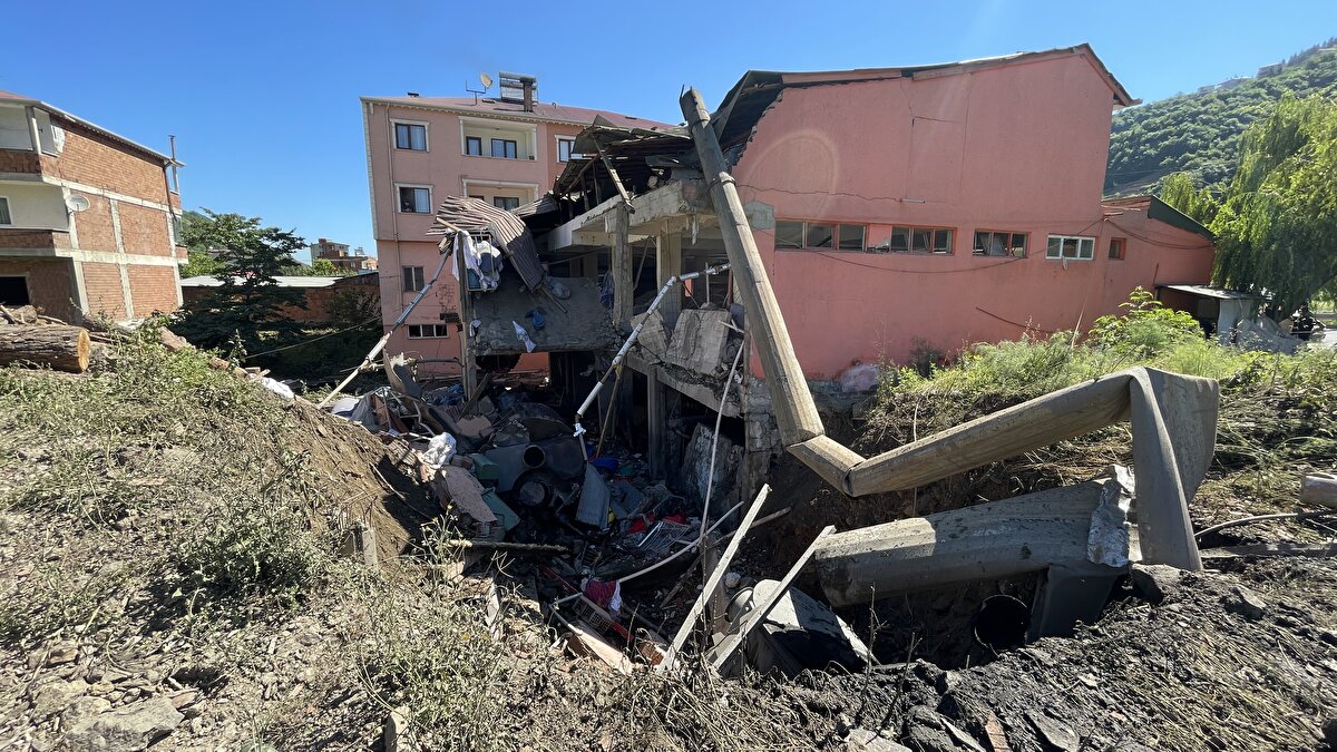 "Patlamanın nedeni detaylı şekilde araştırılacak"<br>Vali Ustaoğlu, burada gazetecilere yaptığı açıklamada, Ortahisar ilçesi Çağlayan Mahallesi'ndeki endüstriyel temizlik işletmesinde sabah saatlerinde patlama meydana geldiğini söyledi.