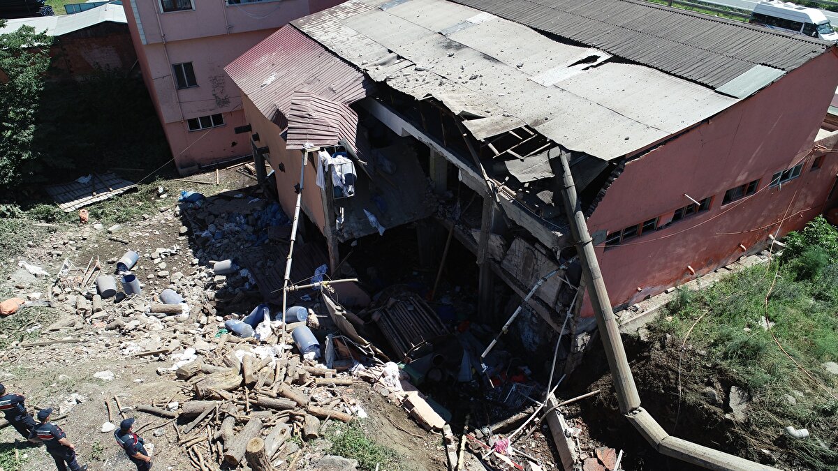 Vali İsmail Ustaoğlu ile Ortahisar Kaymakamı Gürkan Demirkale de olay yerine gelerek incelemelerde bulundu.<br><br>