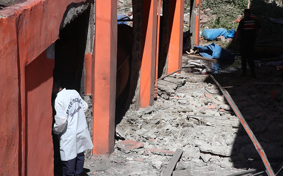 Patlamanın ardından olay yerine jandarma, AFAD, 112 Acil Sağlık ve Büyükşehir Belediyesi itfaiye ekipleri sevk edildi.<br><br>