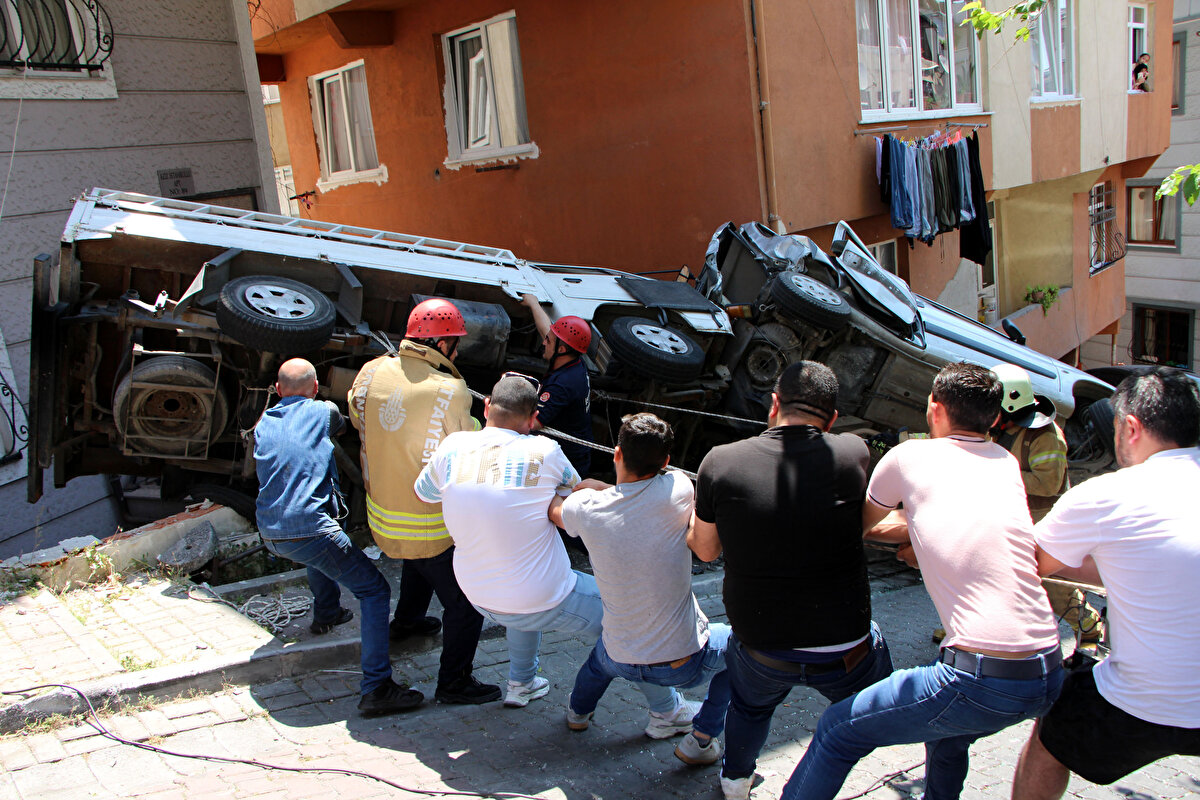 "TAŞA VURMASAYDI BANA VURACAKTI"<br>Kazadan son anda kurtulan Hasan Odabaşı ise, "Gelirken arkada bir patlama oldu. Bana vuruyordu. İlk gören benim zaten. Tam arkamda taşa vurmasaydı bana vuracaktı. Allah'tan orada demire vurdu da bana vurmadı. İçinde adam olduğunu bilmiyordum. Kızım da yanımdaydı. Kızımı gönderdikten sonra oldu olay. Bir adımla kurtuldum. Kardeşlerimize de Allah şifa versin. Ben aşağı inerken oldu olay. Arkamda da bir metre ileride taşa vurdu. Taşa vurarak binaya vurdu." diye konuştu.Kazaya karışan araçların çekilmesi için çalışmalar sürüyor.