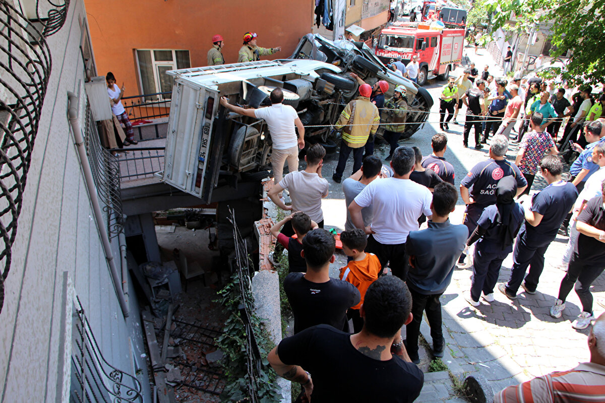 "ÖNDEKİ ARAÇLARA VURA VURA GELDİ" <br>Kazayı gören bir kadın “En sondaki aracın freni boşaldı. Önündeki araçlara vura vura geldi. En son şuradaki siyah arabaya vurarak, durabildi.Freni patlamış. Gördüm ve çok korktum. Allah'tan o sırada yolda kimse yoktu. Yaşlı bir amca vardı o da beş saniyeyle kurtuldu. Durumları iyi çok şükür. Direksiyonu iyi o şekide durabildi. Daha kötü şeyler olabilirdi " diye konuştu.