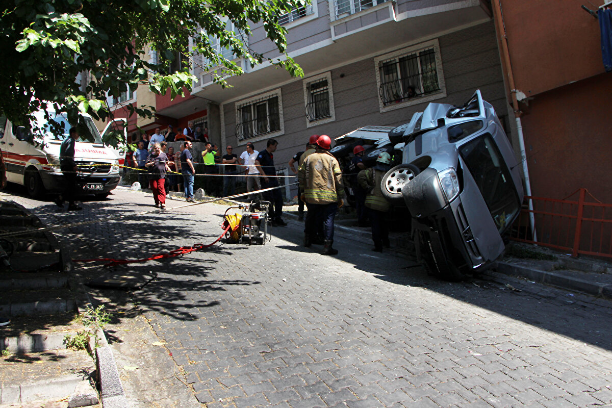 Kazada kamyonet sürücüsü araç içerisinde sıkıştı. Vatandaşların ihbarıyla olay yerine itfaiye ve sağlık ekipleri sevk edildi.
