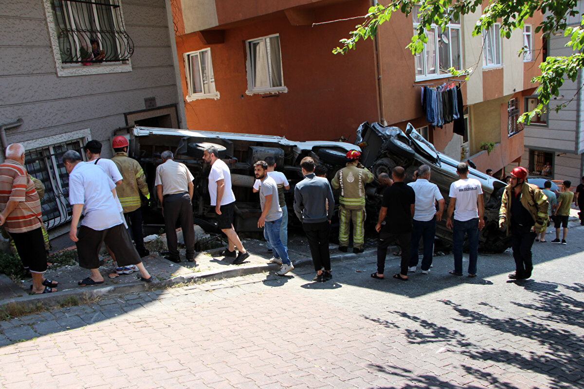 İddiaya göre, Nur Uygunca'nın (80) kullandığı kamyonet, iddiaya göre, frenlerinin tutmaması nedeniyle yokuş aşağı kayarak önce iki otomobile ardından da duvara çarparak durabildi.