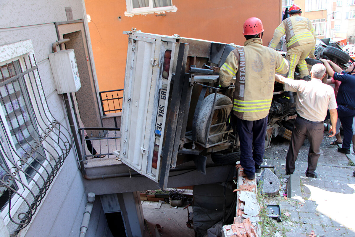 İtfaiye ekipleri kamyoneti halatlarla ağaca bağlayarak sabitledi. Yaralı sürücü itfaiye tarafından sıkıştığı yerden kurtarılarak ambulansa teslim edildi.