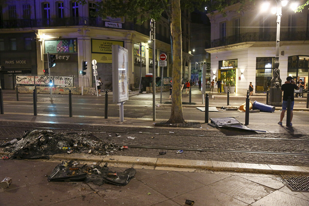 Ülke genelinde en az 1000 binayla 5 bin araç ateşe verildiği ve yaklaşık 3 bin 200 kişi gözaltına alındığı söyleniyor.