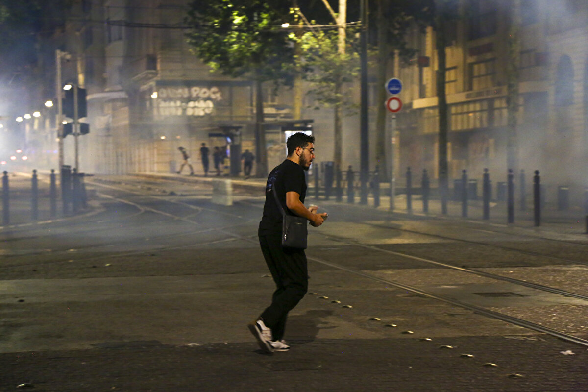 Fransa'da protestolar sürerken, Nael'i öldüren polis memuru Florian M'nin ailesi için internet üzerinden dayanışma kampanyası organize etti.