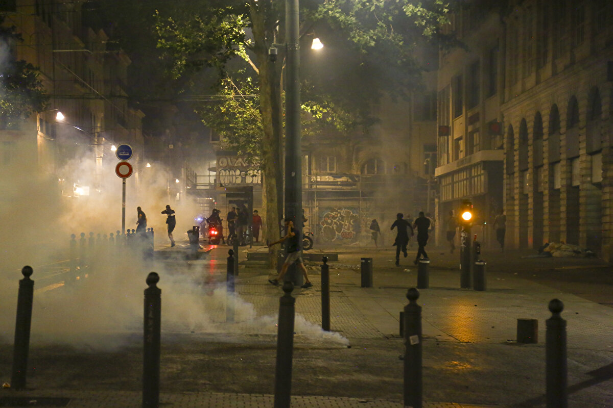 Paris Turizm Ofisi'nden yapılan açıklamada, olaylar yüzünden Temmuz başlarında Paris için rezervasyon yaptıran turistlerin yüzde 25'inin bu rezervasyonlarını iptal ettiği söylendi.