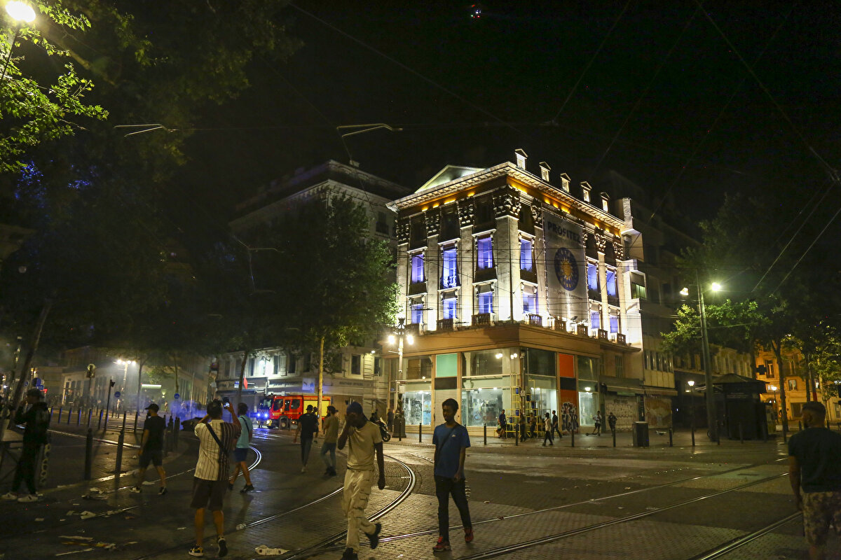 Protestoların ülkede en çok turizm sektörünü etkilediği belirtiliyor.