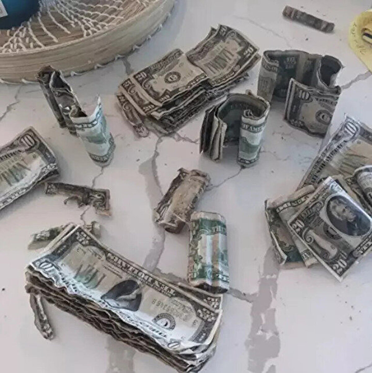 YABANİ OT ZANNEDİP KENARA ATTI<br><br>Richard bahçe düzenlemesi sırasında topraktan oluşan iki silindir gördü. Richard bunların yabani ot olduğunu zannederek bir kenaraya attı ve çöpe atmak için ertesi gün hareketlenene kadar bir daha o bölgeye bakmadı. Gilson eşinin çöpleri kaldırmasına yardım etmek istediğinde ise otların arasında 10 dolarlık ve 20 dolarlık banknotların olduğunu fark etti.