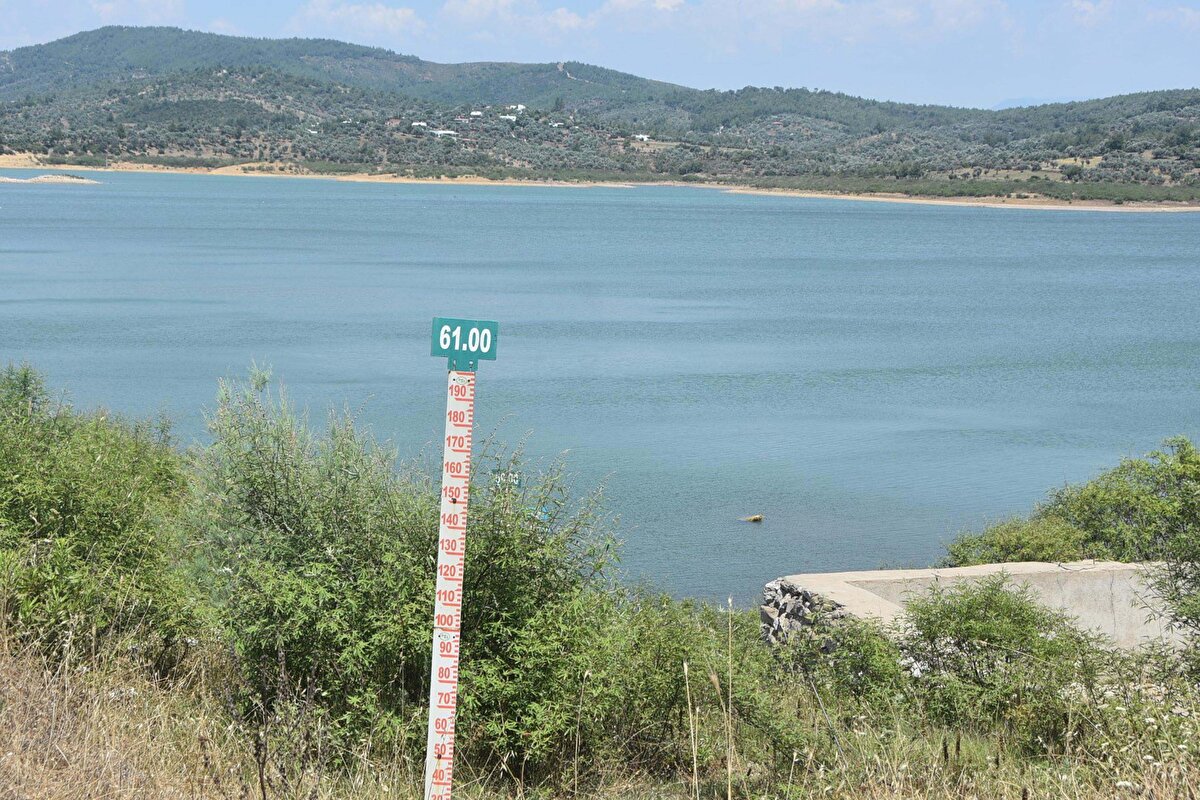 'GEYİK BARAJI'NDA SUYUN BİTMESİ BODRUM İÇİN SUYUN SONU'<br>Geyik Barajı'nda suyun kalmaması halinde Bodrum'da susuzluk yaşanacağını belirten Özçelik, "Geyik Barajı, Bodrum'un içme suyu temininin sürekliliğinin sağlanabilmesi için oldukça kritik öneme sahip. Geyik Barajı esas olarak Yeniköy Termik Santrali'nin soğutma suyu ihtiyacını karşılama amaçlı hizmet veriyor, genel itibariyle yılın bu dönemlerinde Bodrum'a Geyik Barajı'ndan sağlanan su tahsisatı da ilavelerle birlikte tüketilmiş oluyor. Bu yıl Geyik Barajı'nın da doluluğun oldukça düşük seyretmesi dikkate alınması gereken çok önemli bir uyarı sinyalidir. Geyik Barajı'nda suyun kalmaması Bodrum için suyun sonu demektir" diye konuştu.