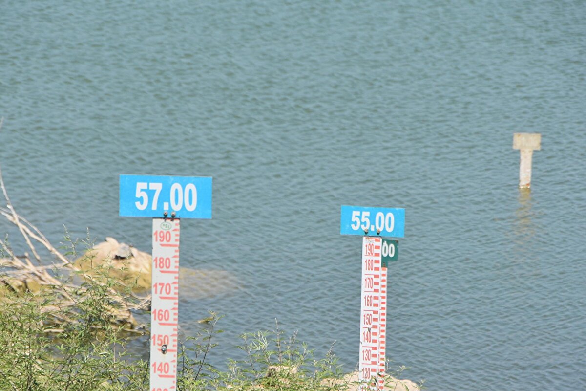 Bodrum'un nüfusu normal zamanlarda 200 bin dolaylarında. Araç girişleri dikkate alındığında kabaca 600 bin ilave nüfusun bölgeye geldiğini söyleyebiliriz. Bayramda 800 bin kişi ile su ihtiyacında normalin 4 katı dolaylarında bir artış olduğu belirtilebilir. 9 günde Bodrum'un yaklaşık 36 günlük suyuna karşılık bir su tüketildi. Şu an Geyik Barajı'nda yüzde 37, Mumcular Barajı'nda ise yüzde 38 civarında bir doluluk söz konusu. Geyik Barajı'nda 15 milyon metreküp, Mumcular Barajı'nda 7 milyon metreküp suyumuz var. Mumcular Barajı'ndaki su büyük oranda sulama için kullanılıyor, dolayısıyla gördüğüm kadarıyla şu an itibariyle içme suyu ihtiyacını karşılamaya yönelik bir hacim bulunmuyor" dedi. 