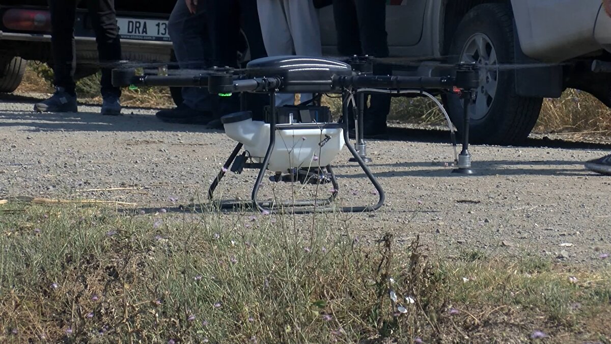Necdet Faik ise bu sene sivrisineklerin önceki yıllara göre arttığını, belediyenin ilaçlama araçlarının haftada bir kez mahallelerine uğradığını dile getirerek, "Çocuklarımızın her yeri yara. Evimizin her yerine sineklik takmışız. Gece olduğunda yine de baş edemiyoruz. Öldür öldür bitmiyor, bu sene çok fazla var." şeklinde konuştu.<br><br>Vücudundaki sinek yaralarını gösteren Faik, sineklerden dolayı akşamları balkonda oturma şanslarının olmadığını belirtti.