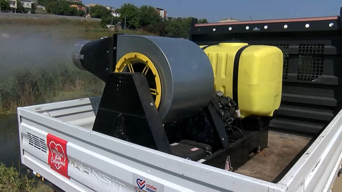 İstanbul Üniversitesi-Cerrahpaşa Cerrahpaşa Tıp Fakültesi Hastanesi Dermatoloji Ana Bilim Dalı Öğretim Üyesi Prof. Dr. Zekayi Kutlubay, kendilerine sivrisinek ısırığı şikayetiyle çok sayıda hastanın başvurduğunu bildirdi.<br><br>Önceki yıllarda ağustos ve eylülde bu tarz yakınmayla gelen hastalar olduğunu ancak bu yıl hazirandan itibaren şikayetlerin arttığını vurgulayan Kutlubay, şöyle devam etti:<br><br>"Özellikle açıkta kalan bölgelerde kızarıklık, şişme, ağrı, bazen sekonder enfeksiyon dediğimiz ikincil bir iltihaplanma da deriye yerleşerek yaygın yaralar tarzında karşımıza çıkabiliyor. Korkumuz özellikle alerjik bireyler üstünedir. Sivrisinekler alerjik bireyleri ısırdığı zaman sadece ısırdıkları yerde değil, ısırılmayan diğer bölgelerde alerjiye bağlı olarak yaygın döküntü, kızarıklık, kaşıntı, göz kapağında, dudakta şişme, vücutta kurdeşen benzeri döküntüler meydana gelebiliyor."<br><br>Kutlubay, anafilaktik reaksiyonun tehlikeli olduğunu anlatarak, "Saniyeler, dakikalar içerisinde hastanın solunumunu gider, tansiyonu düşer, bilinci kaybolur. Çok çok nadiren de olsa hastayı kaybedebiliriz. Ama çok şükür ki bu sivrisinek ısırıklarında genelde karşımıza çıkmıyor." dedi.