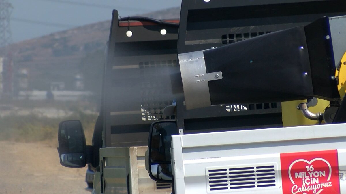 Site ve yazlıklardaki süs havuzları gibi alanlarda yaşanan sivrisinek sorunlarıyla ilgili soru üzerine de Eryiğit, şu ifadeleri kullandı:<br><br>"Tatil bölgelerindeki sivrisinek, bizim en çok sıkıntı yaşadığımız durumlardan birisidir. Özellikle Adalar'da, tatil bölgelerinde yazlık olarak kullanılan yerlerde süs havuzları ya da çocuğun bırakılmış bir oyuncağında su birikmiş ya da saksının altında su aparatı unutulmuş, orada su kalmış. Buralara müdahale etmek istediğimizde kapı kilitli. Kapıyı açamıyoruz. Kapıyı açamadığımız zaman da o anda mücadeleyi yeterince yapamıyoruz. Dolayısıyla insanlarımızın bu konuyla ilgili ve duyarlı olmalarını istiyoruz. Yeni kaynak üretimini önemsiyoruz. Olmaması adına kendilerini bilgilendirmek, bilinçlendirmek istiyoruz ama bizim yaptığımız mücadelede de alanlara girebilme noktasında biraz daha bize yardımcı olmalarını, kolaylaştırmalarını öneriyoruz."