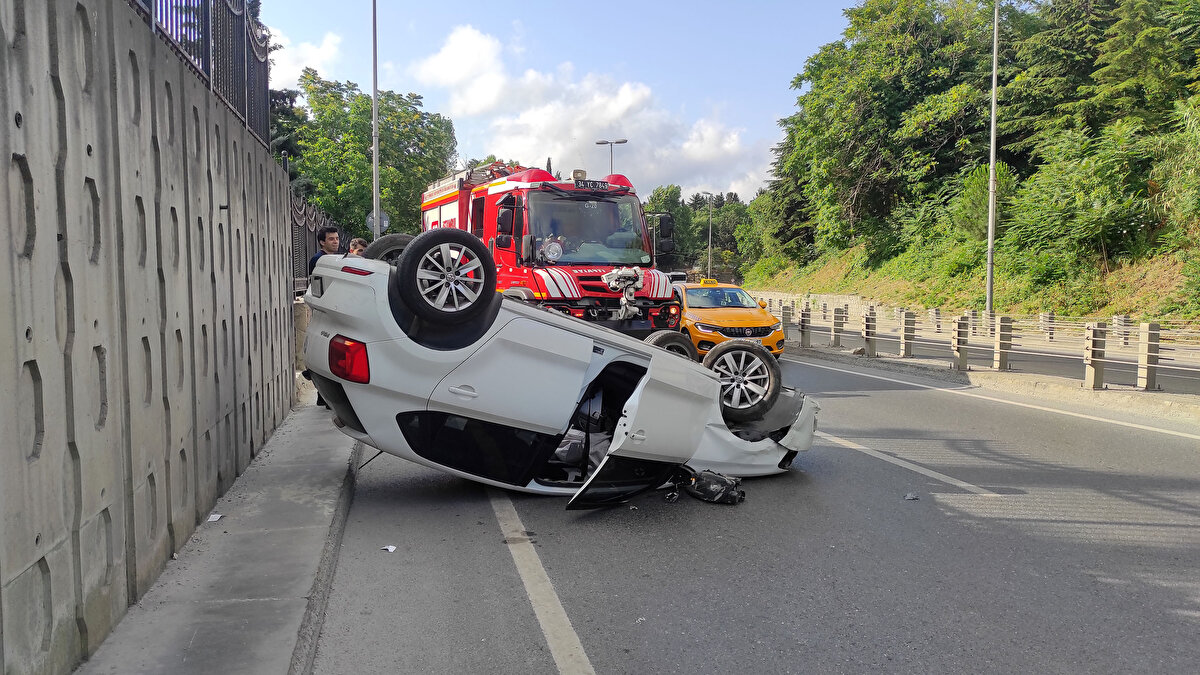 Otomobil yaklaşık 50 metre sürüklendikten sonra durdu. Araç içerisinde sıkışan sürücü için olay yerine itfaiye, sağlık ve polis ekibi sevk edildi.