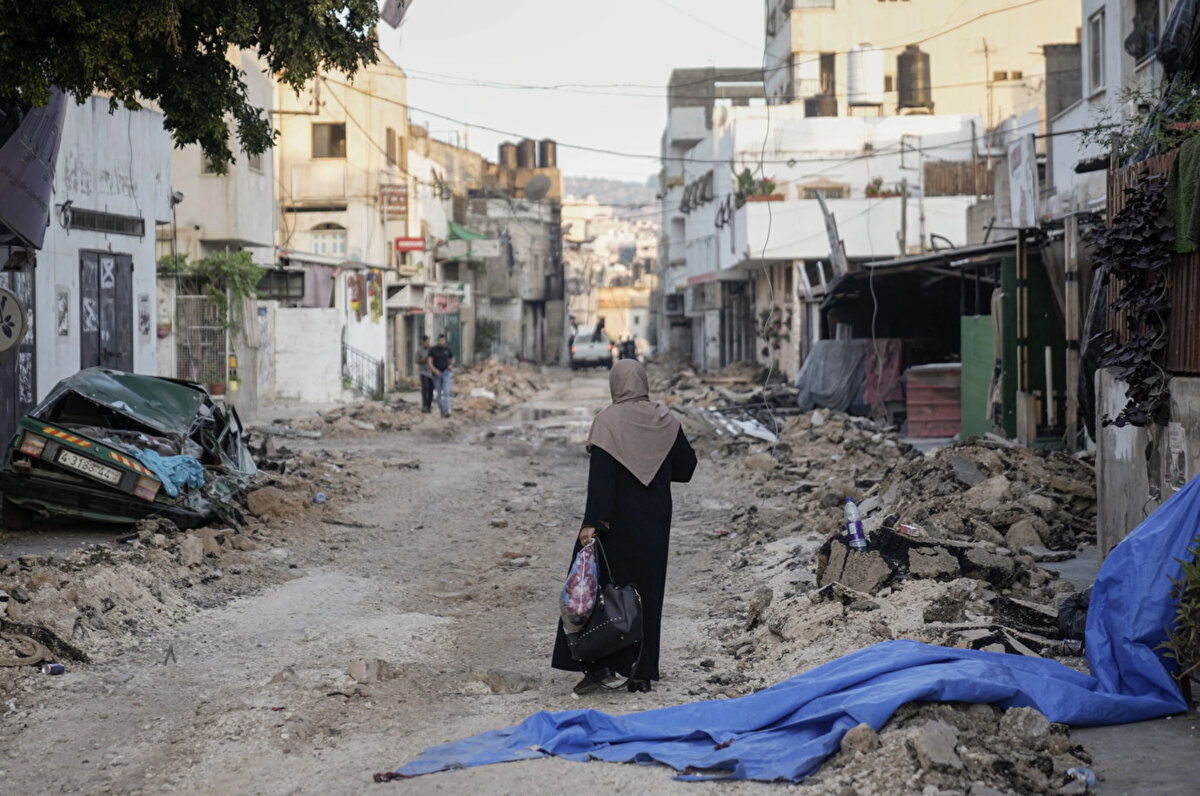 BAE'nin devlet tarafından yönetilen WAM haber ajansı, paranın Filistinli mültecilere yardım eden BM ajansı UNRWA'ya hasarlı evleri ve işyerlerini yeniden inşa etmesi ve ajansın hizmetleri için verileceğini bildirdi. 