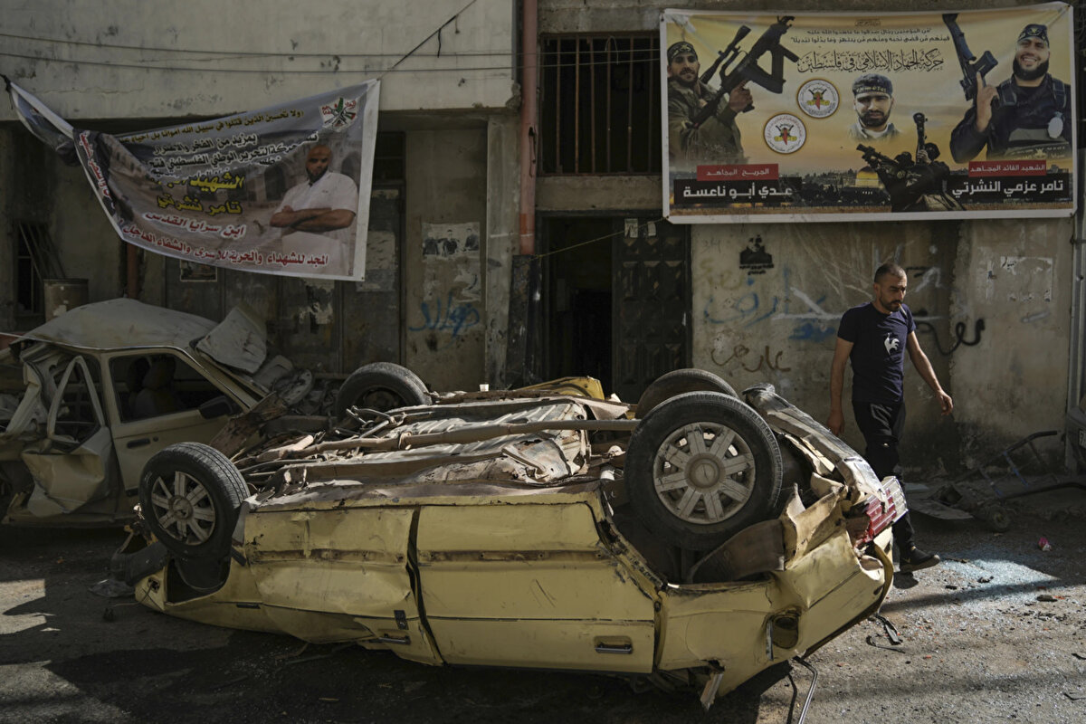 Yol kenarlarına devrilen arabalar parçalandı ve yakıldı.