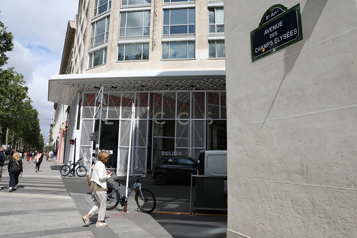 Genci öldüren polis açığa alınmış ve tutuklu olarak yargılanmasına karar verilmişti.<br><br>Ayrıca Paris, Marsilya, Lyon dahil birçok kentte düzenlenen protestolarda talan ve yağmalama olayları yaşanmış, 10 kadar kentte saat 21.00'den itibaren sokağa çıkma yasağı ilan edilmişti.