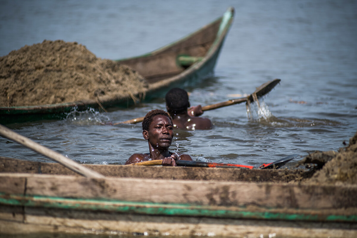 Kenyalı işçiler, ekmek parası için bu zorlu mücadeleye katlanıyor.